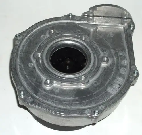 Daikin Lüfter mit metallischem Gehäuse, halbrunder Form und zentraler Öffnung, geeignet für Heizlösungen. Sichtbare Schrauben und Anschlüsse erkennbar.